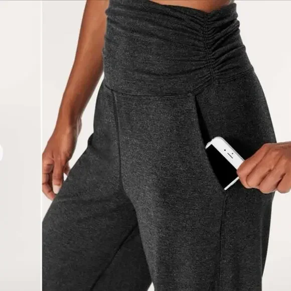Lululemon Size 12 Take It Easy Pants Heathered Black Charcoal Pockets Athleisure - Picture 2 of 5
